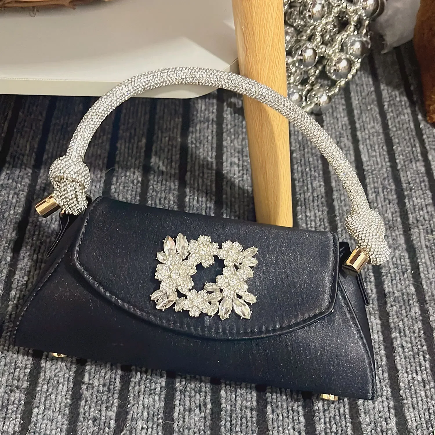 Bolsos de diseñador de diamantes de cristal de lujo para mujer, bolsos de hombro de noche de satén para mujer, bolso de mano con nudo de seda para fiesta de boda