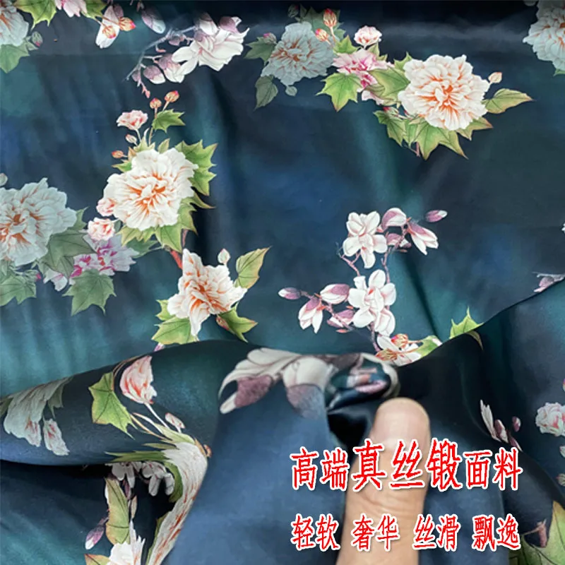 Tessuto Cheongsam per camicia con gonna stampata a fiori e piante in raso elasticizzato di seta da 19 momme