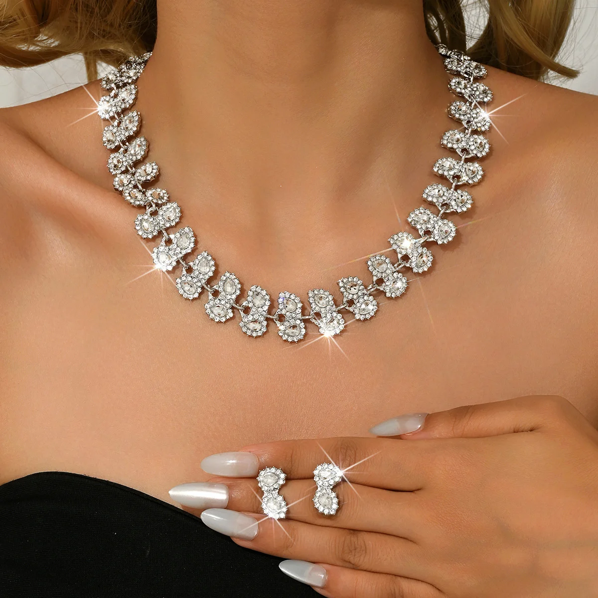 

New vintage leaf-shaped diamond jewelry set - fashionable wedding accessories - bride's earrings and necklace set (two-piece)