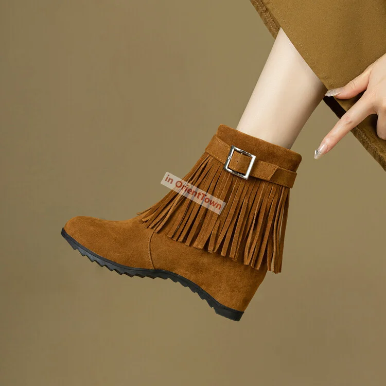 Botas con borlas versión coreana japonesa para niñas, tacón inclinado universitario, aumento de altura interior, hebilla de cinturón, bota corta para mujeres, talla 42