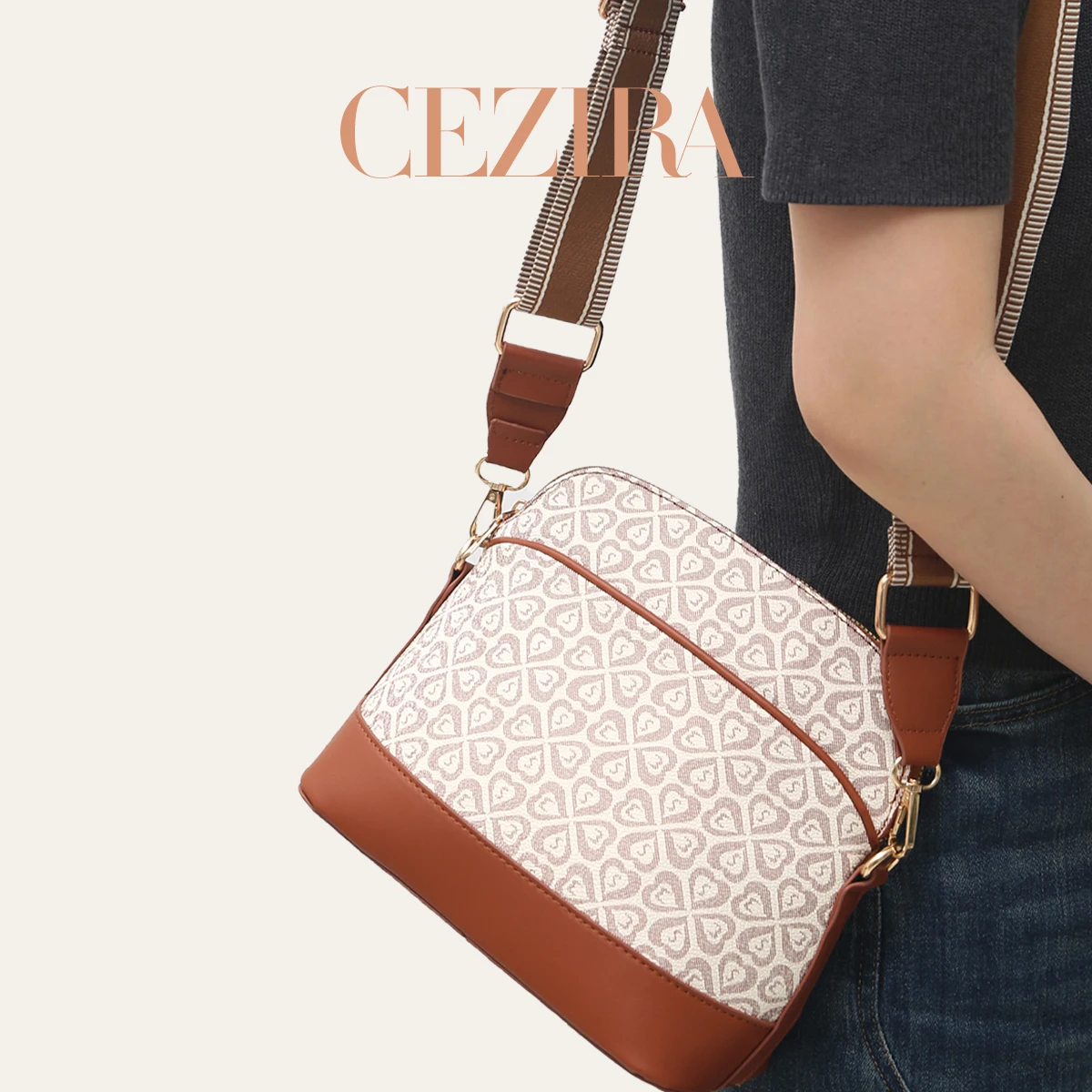CR Lucky Four‑Leaf Clover Pattern PU Leather Crossbody Purse Color Contrast Wide Strap Detail Portable Comfort Trip Commute Use