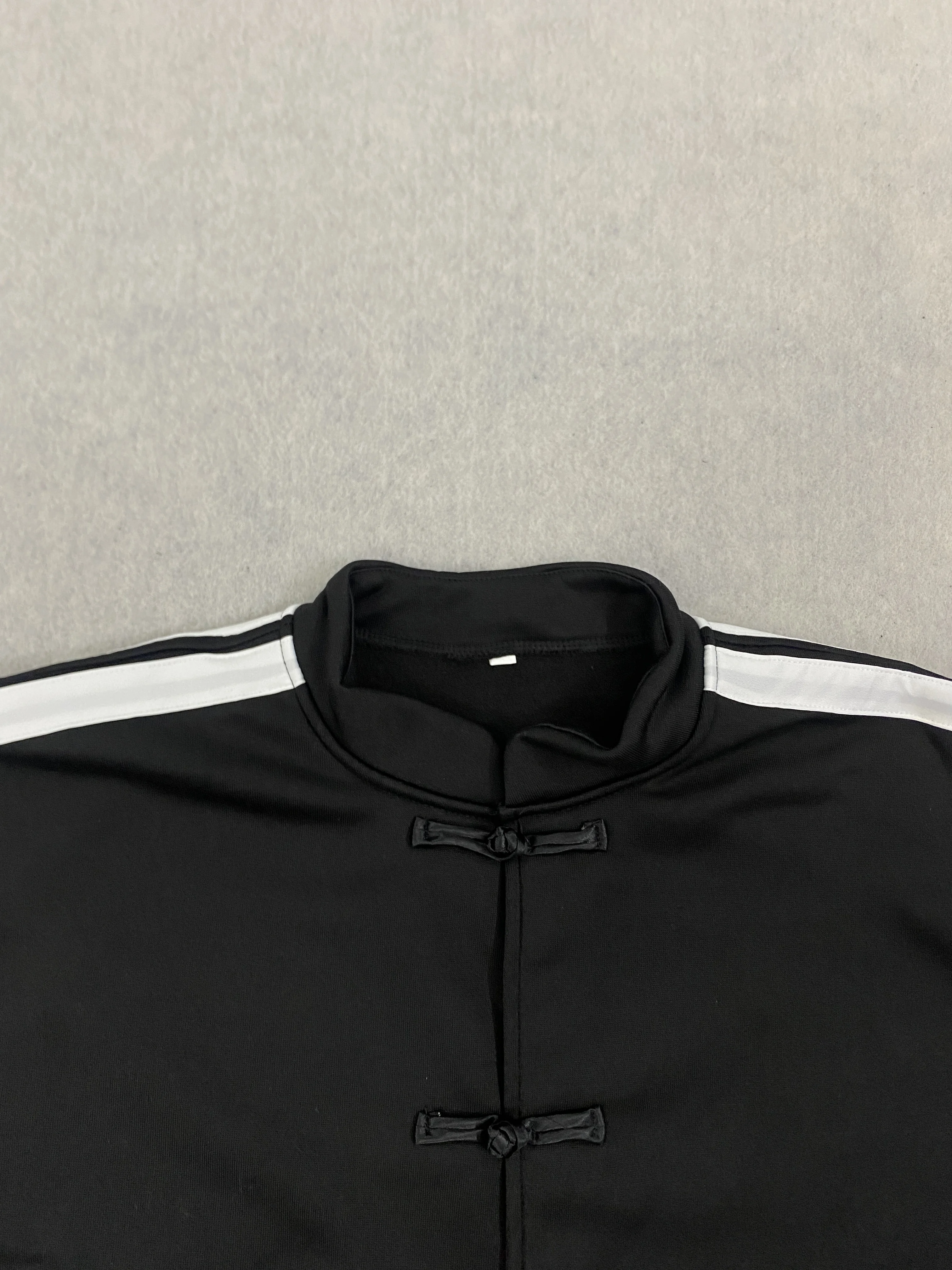 Neuer Strickcardigan im chinesischen Nationalstil mit Streifenmuster, Kragen, Schnalle, doppelten Taschen an den Ärmeln und Kontrastfarben – ein trendiger Mantel. – Detail 6