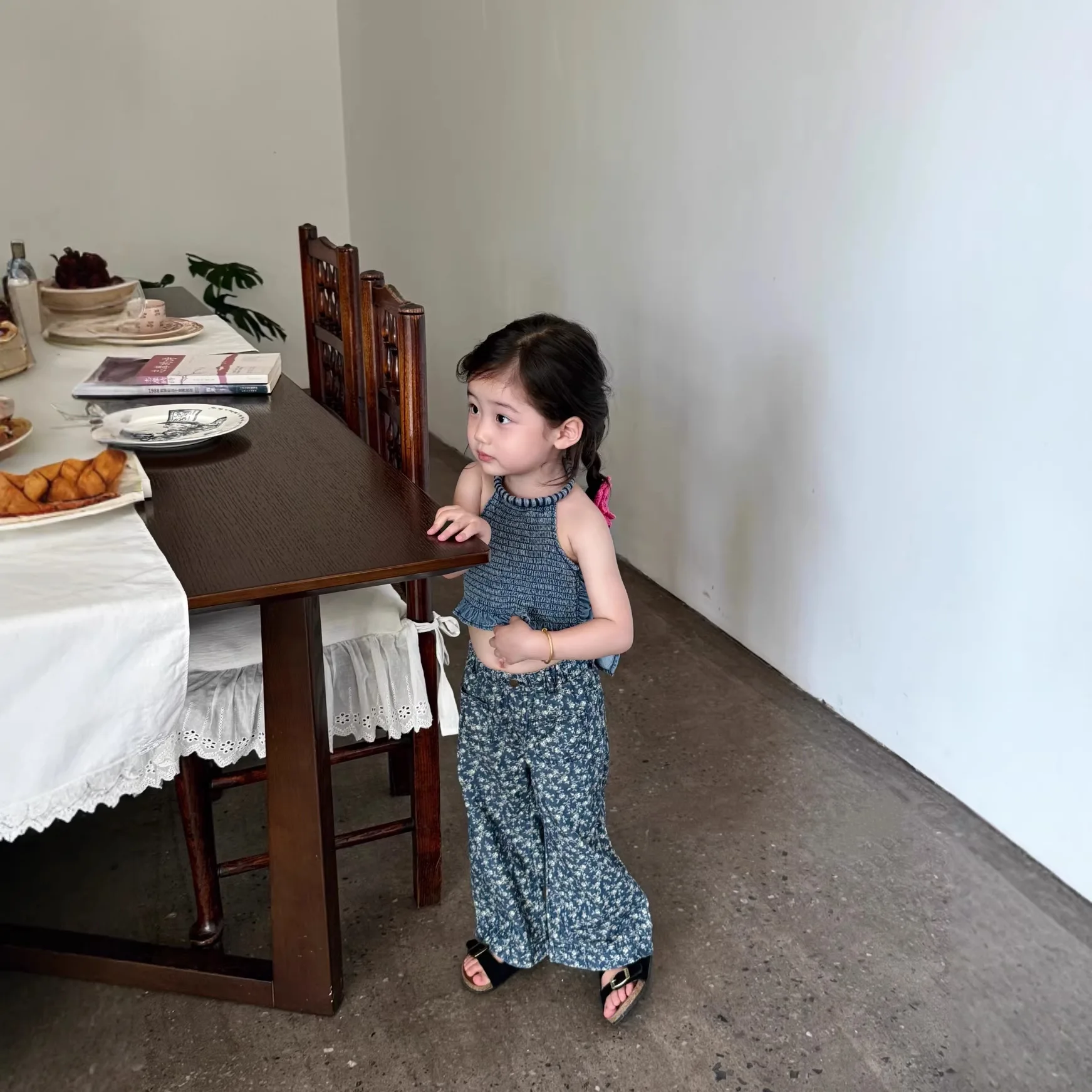 

Корейский комплект для девочек: джинсовый жилет с вырезом на шее и широкие брюки, 2 предмета, лето 2026