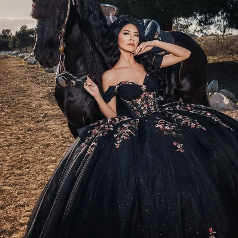 

Блестящее черное платье Quinceanera, кружевное платье с открытыми плечами и блестками, цветочная наклейка с бантом, платья de 15, Quinceanera ﻿ Индивидуальный