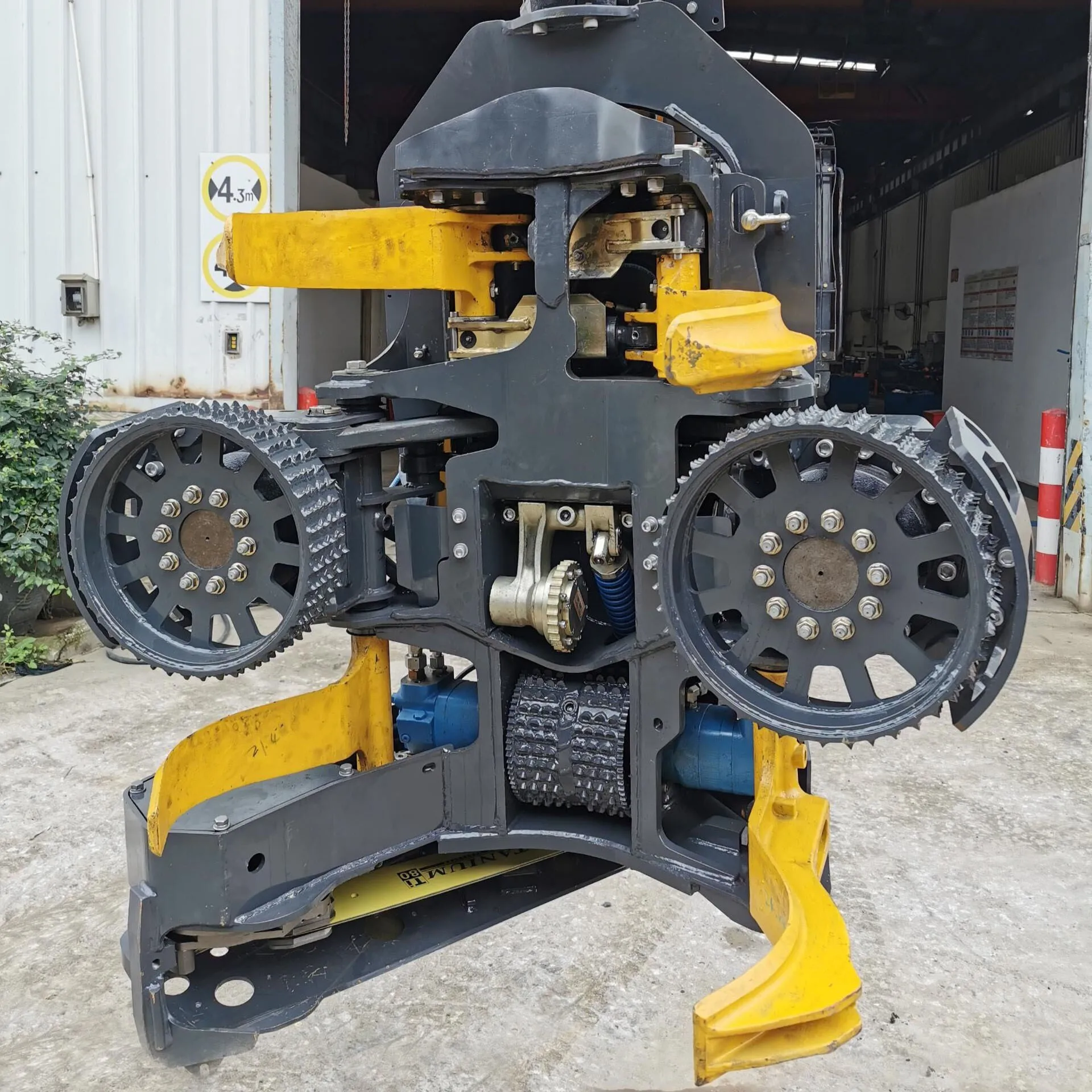 2025 Taglierina per legno per operazioni di tronchi impiegata per veicoli di raccolta forestali pesanti per curvatura di alberi