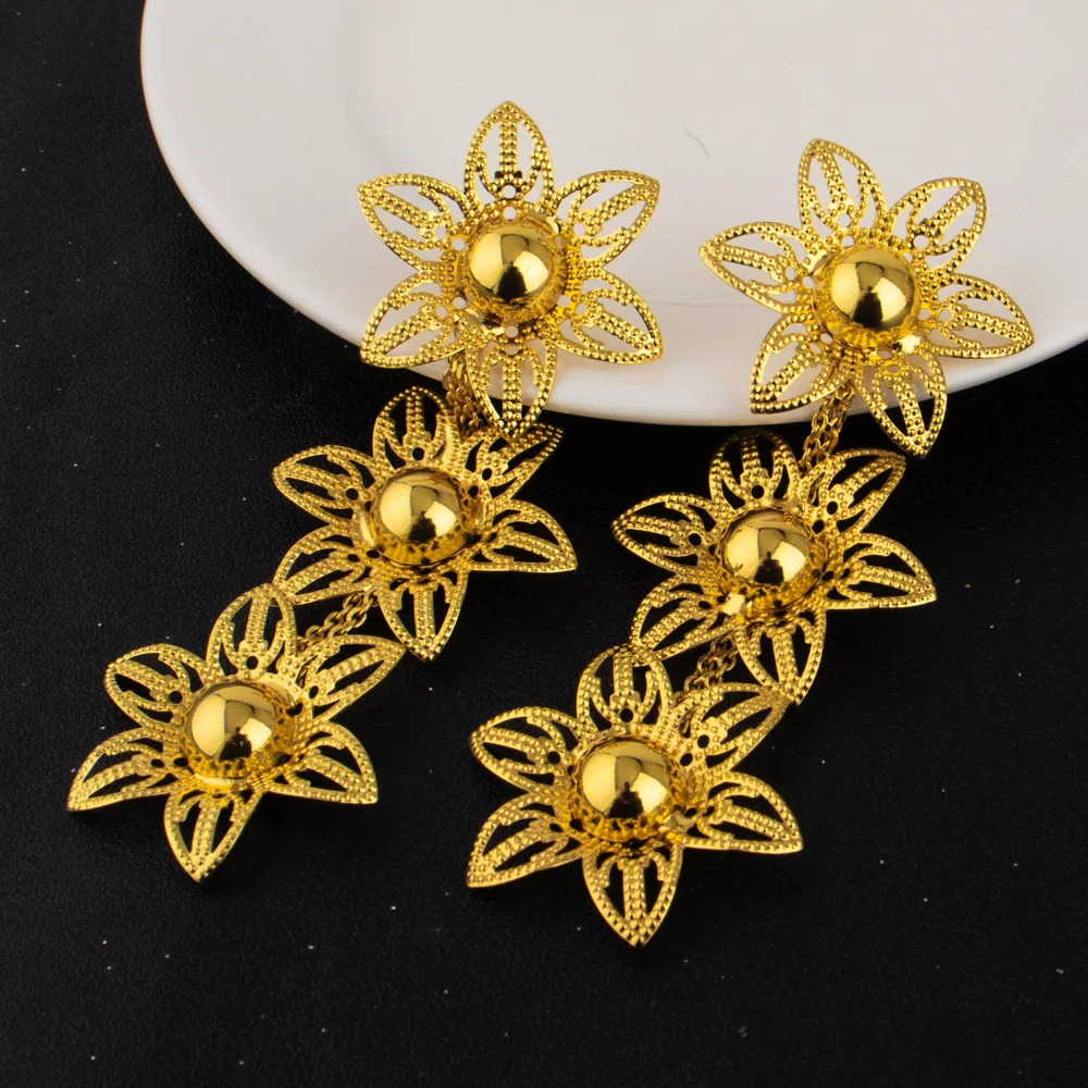 4-teiliges Schmuckset für Damen, vergoldet, mit Gänseblümchen-Muster: Halskette, Ohrringe, Armreif, Blumenring, Schmuck für den täglichen Gebrauch, Geschenkidee – Detail 7
