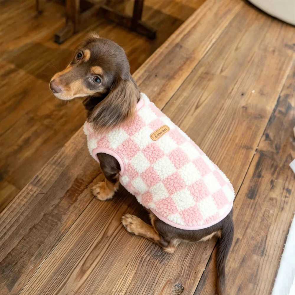 Katoenen mouwen voor teckels in de herfst-winter, roze korte geruite mouwen outfit voor teckels, zacht vest voor teckels.