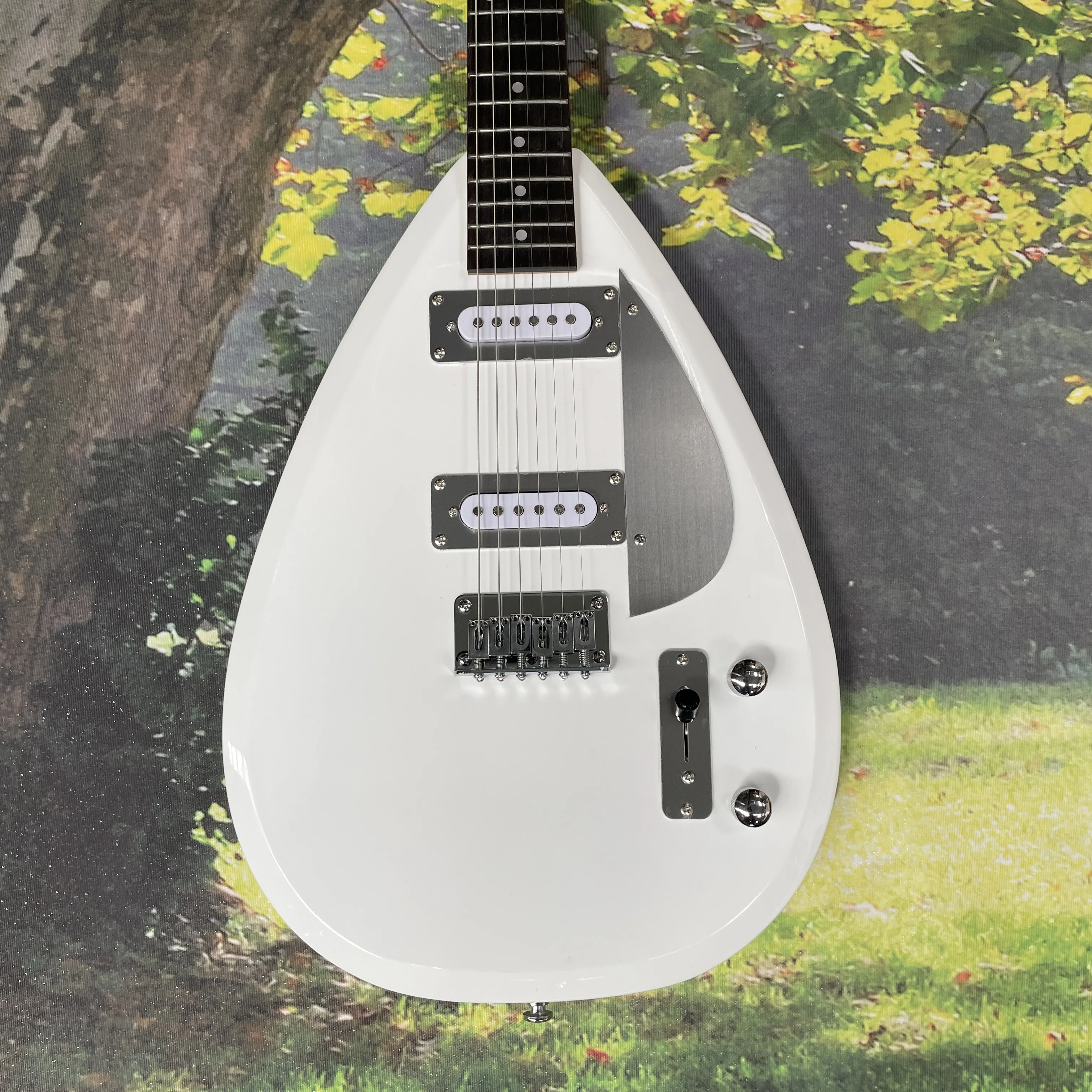 A white 6-string electric guitar with a teardrop-shaped single pickup and silver hardware guitars, beginner's electric guitarra