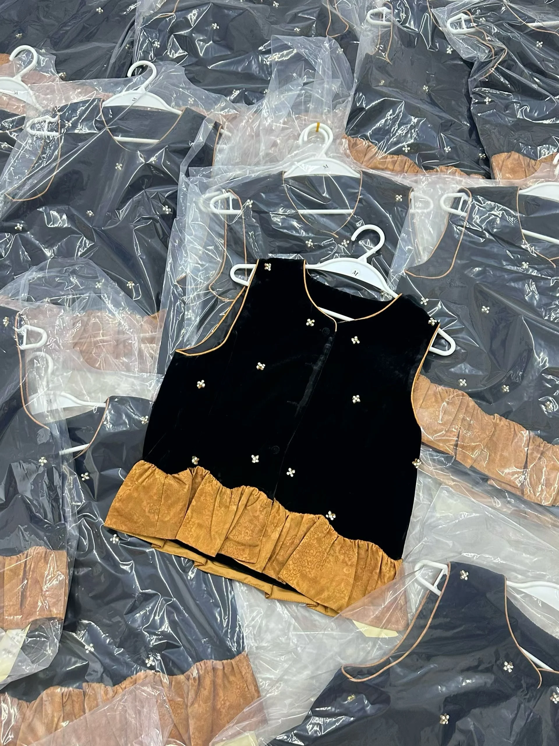 

Модный бархатный жилет с круглым вырезом для женщин, универсальный осенний топ, новинка от бренда Hangzhou Tagkita, полиэстер