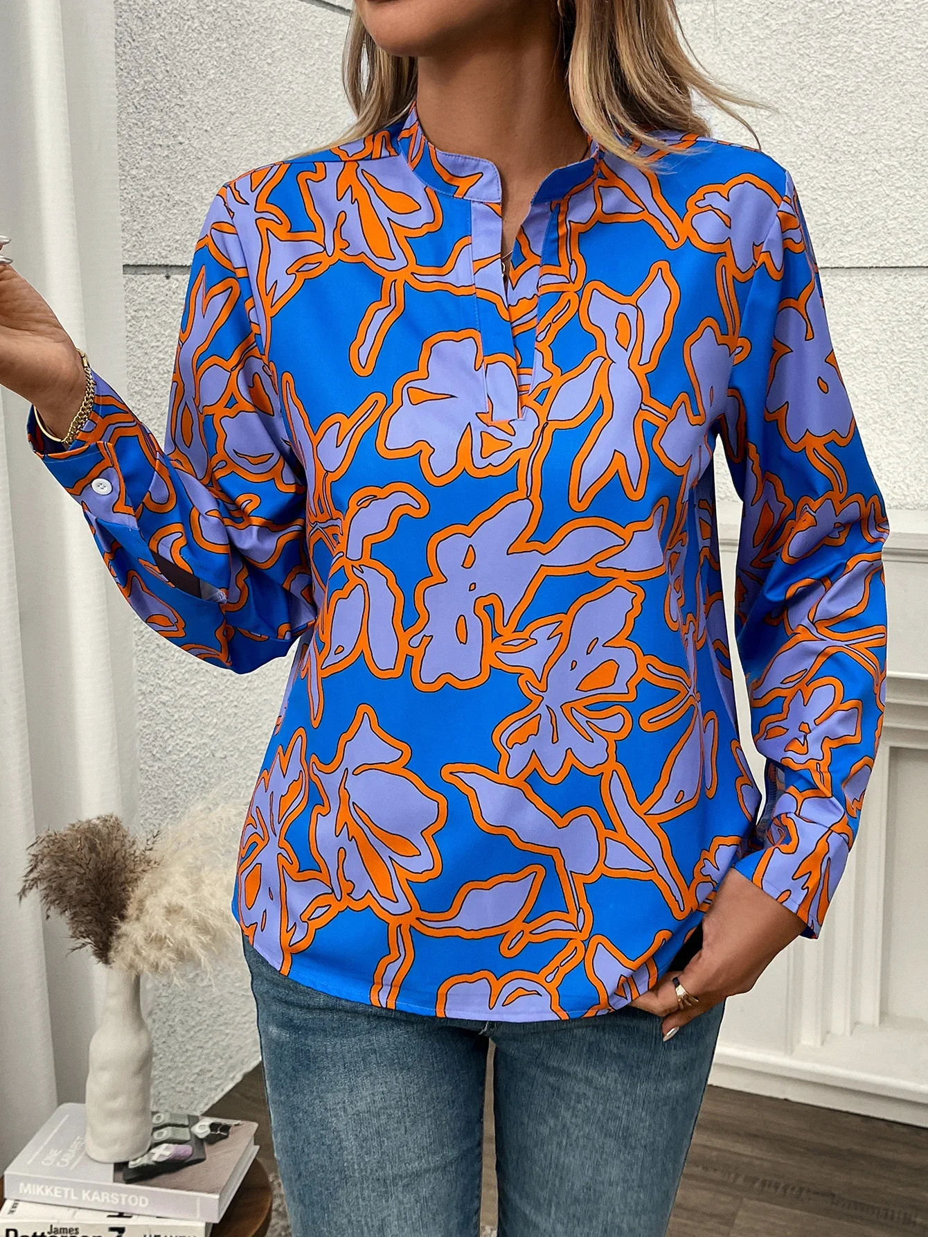 Elegancka damska koszula z kwiatowym nadrukiem kontrastowym, stójką, dekoltem w serek, długim rękawem, regularny krój, do noszenia na co dzień.