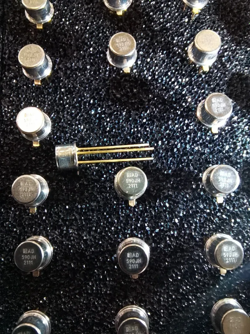 

SACOH Original genuine AD590JH packaged TO-52-3 dual-ended IC temperature sensor ±5°C