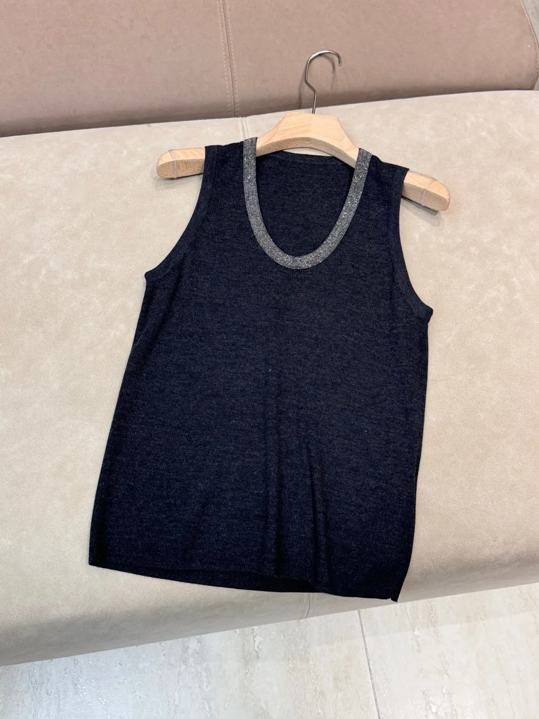 Top senza maniche in lana di seta con rifiniture a catena di perle tinta unita casual primaverile