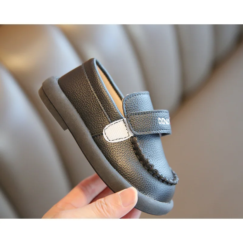 أحذية جلدية للأطفال أحذية حفلات أطفال مسطحة لحفلات الزفاف بخطاف وحلقة سهلة الارتداء أحذية بدون كعب ناعمة للأطفال لعام 2025 اتجاه كلاسيكي