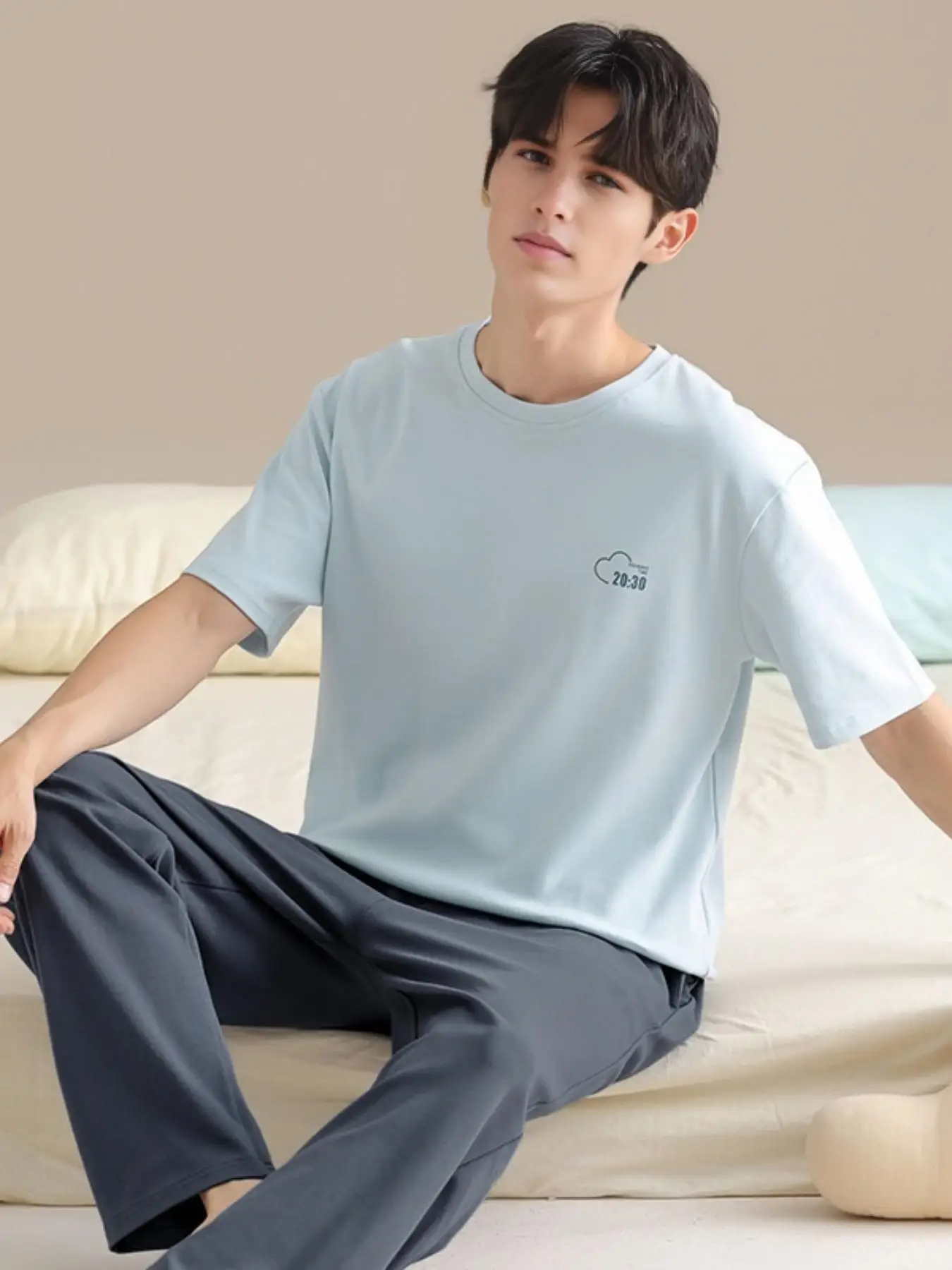 

Summer Version Pajamas Men's pajama set consisting of short-sleeved shirts with letter prints and long pants with all-over pri