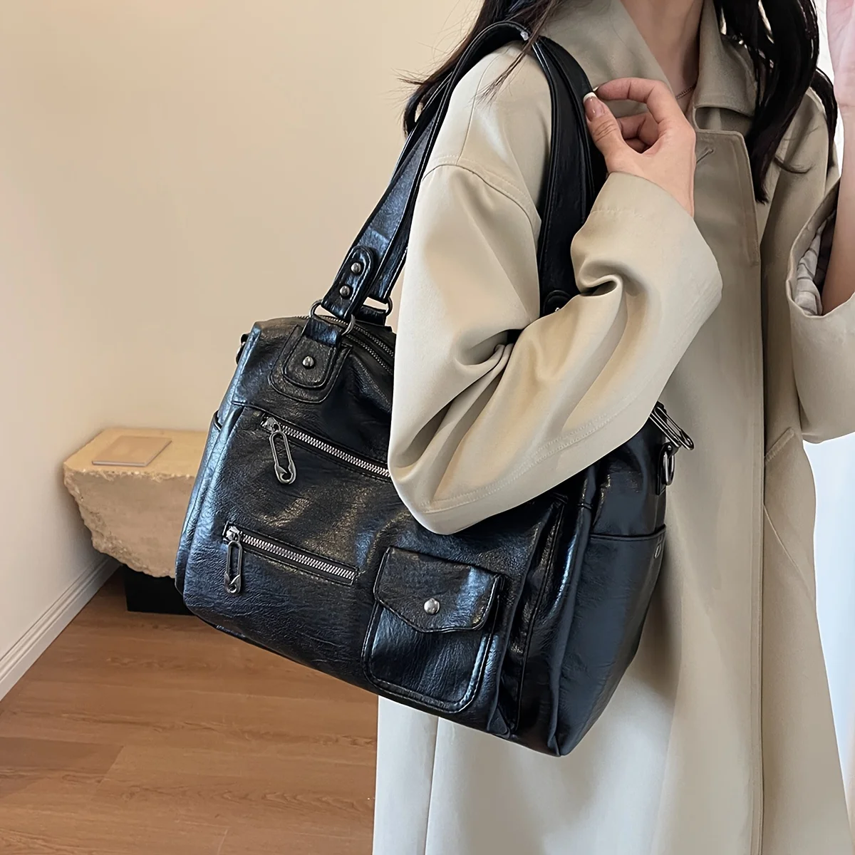 

Super Hot Large Tote Bag - High-End Retro Handbag for Women, Versatile for Business Travel & Casual Use.