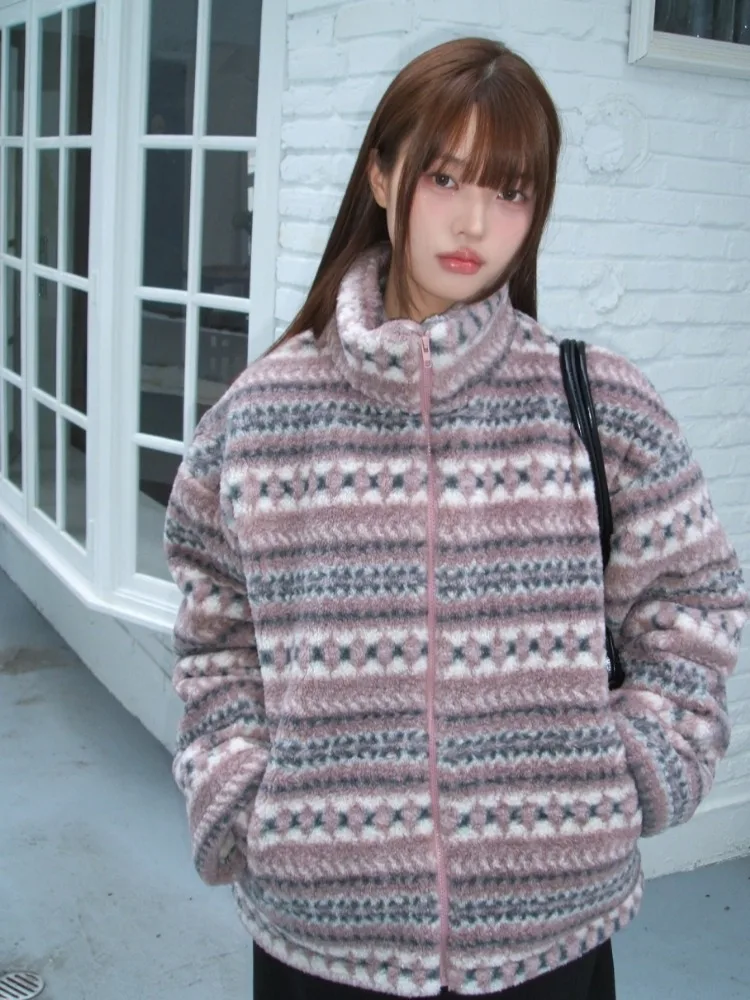 เสื้อโค้ทผ้ากำมะหยี่เนื้อนุ่มสำหรับผู้หญิง สไตล์หลวมสบาย ดีไซน์ทันสมัย ช่วยลดอายุ ให้ความอบอุ่นในฤดูหนาว แขนยาว