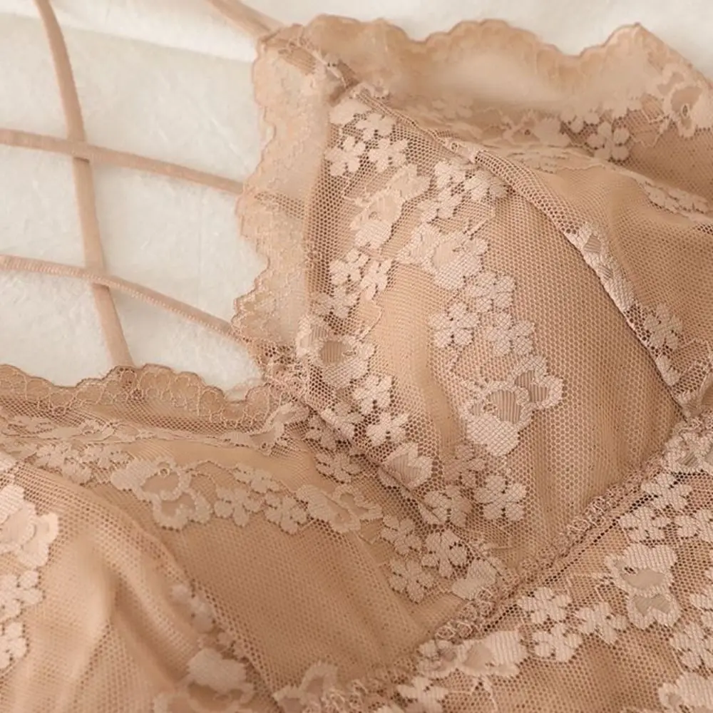 เสื้อครอปสายเดี่ยวลูกไม้คอวีแบบบาง โปร่งใส แต่งลูกไม้ฉลุลาย เหมาะสำหรับงานปาร์ตี้