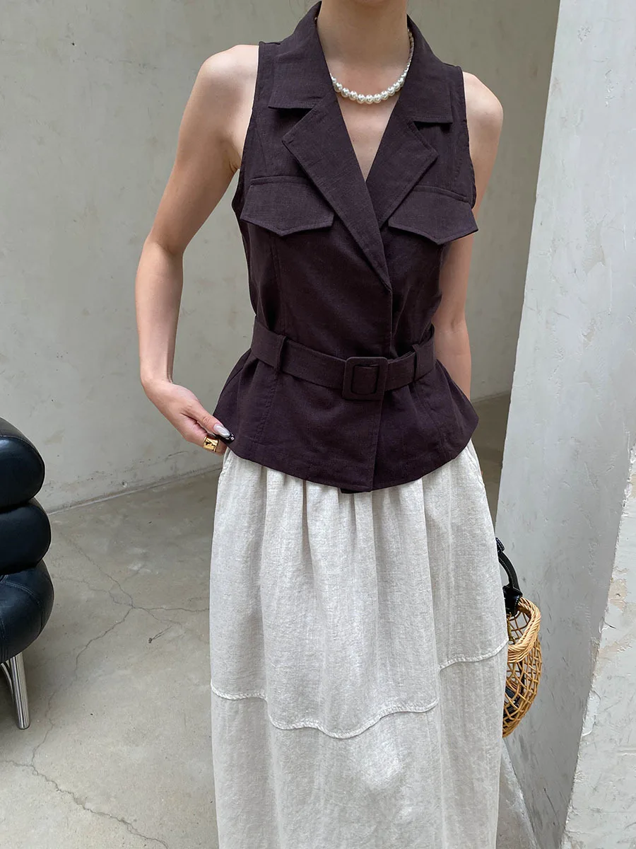 Sommerliches Damen-Top, einfarbig, mit Reverskragen, Bindegürtel und schlankem Schnitt, ärmellos. – Detail 16
