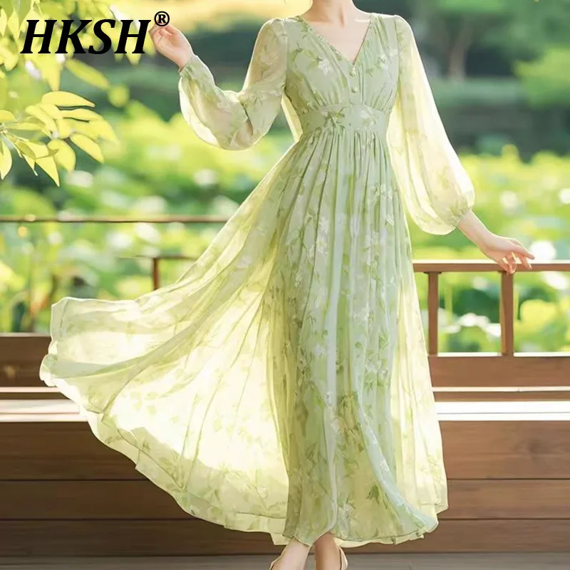 

HKSH Summer New Women French Elegant Fashion Sweet Vacation Style V-neck Waist Cinching Lantern Sleeve Pleated Chic Dress HK6171