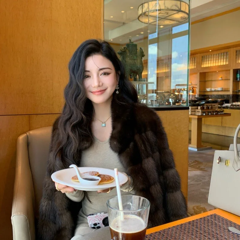 Le nouveau manteau en fourrure vintage à texture violette comprend un col montant épais pour une chaleur et une mode artificielle avec une rainure coupée