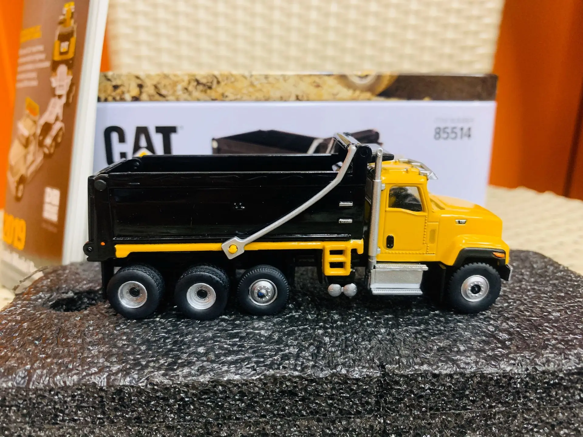 CT681 Dump Truck 1/87 HO Scale DieCast Model DM85514 New in Box