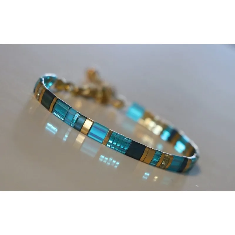 Delicate turquoise beaded bracelet,