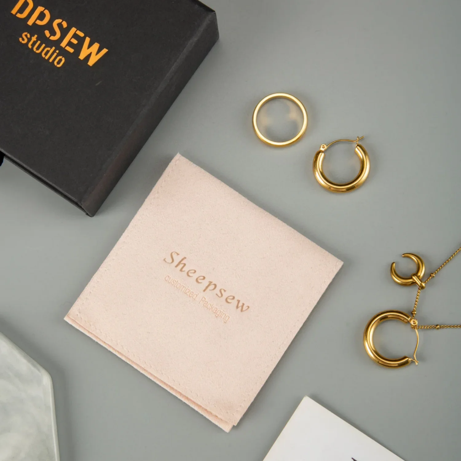 

Персонализированная фиолетовая шкатулка для драгоценностей из 20 шт. с мешочком из микрофибры: набор упаковки с логотипом