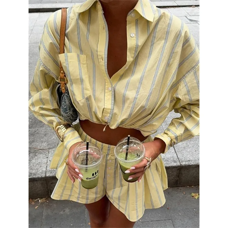 

Повседневный женский комплект из двух предметов: полосатая рубашка с длинным рукавом и контрастные шорты, летний наряд для женщин