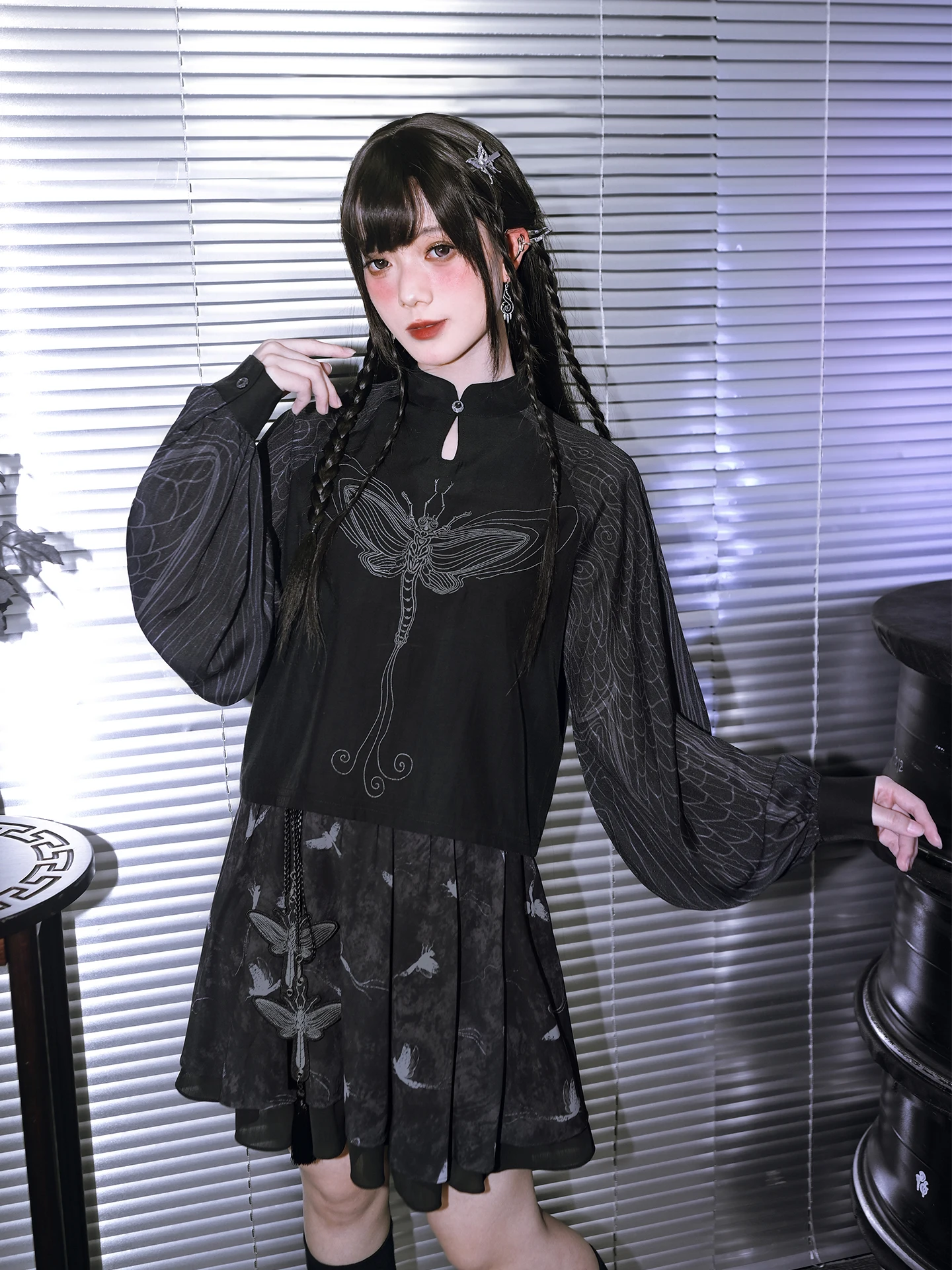 

Комплект из короткой кружевной блузки с рукавами-фонариками и юбки: модный женский наряд с вышивкой и принтом, с завышенной талией, для лета и весны