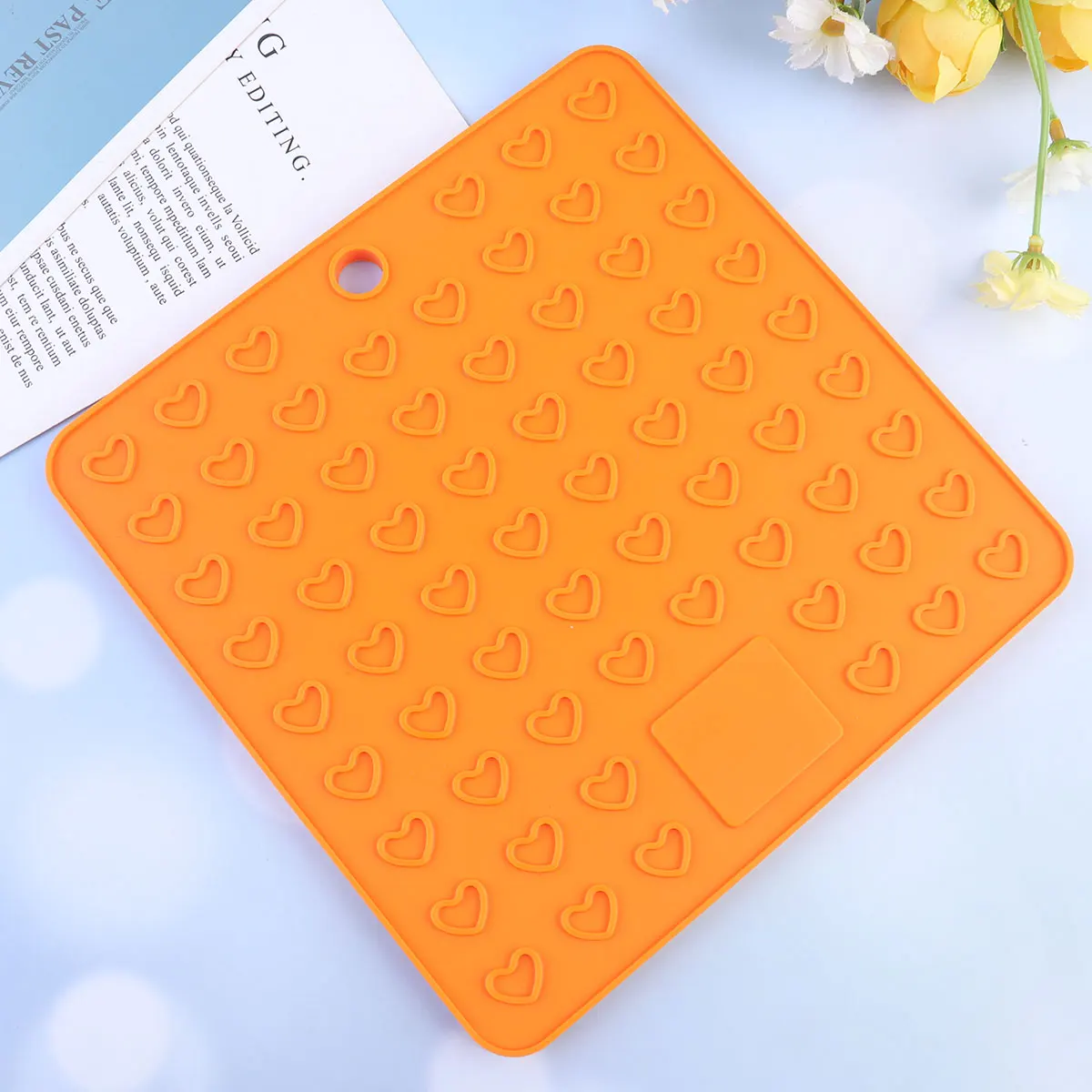 

Pet Feeding Pad Silicone Food Licking Cushion Creative Eating Pad Pet Supplies for Dog Puppy (Orange)