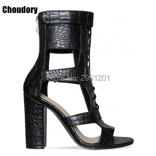 最新のセクシーな革の女性オープントゥセクシーなレースアップサンダルハイヒール夏の女性のカットアウト厚いヒールパンプス靴女性