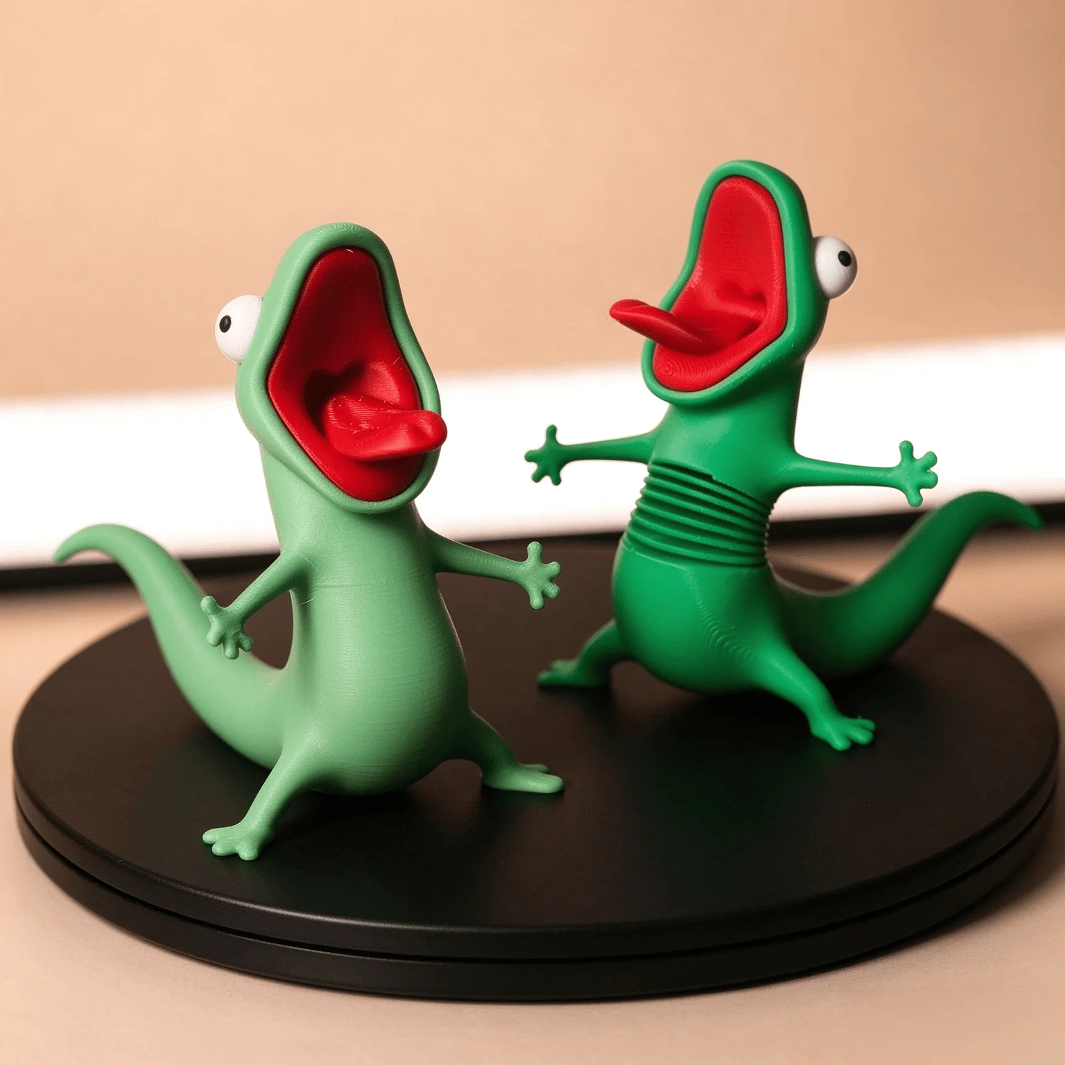 Posable Spring Body Lizard Figure, Funny Green Reptile Desktop Decoration