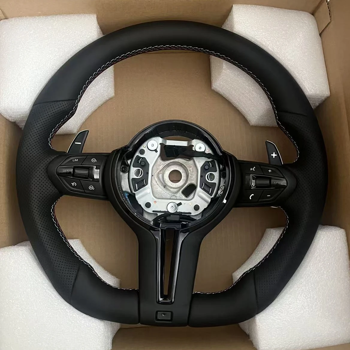 Leder-Lenkrad für BMW F54 F46 F30 F10 F15 F20 F35 F22 F18 F07 F32 F80 E90 F32 F54 F46 F26 M Sportwagen-Lenkrad