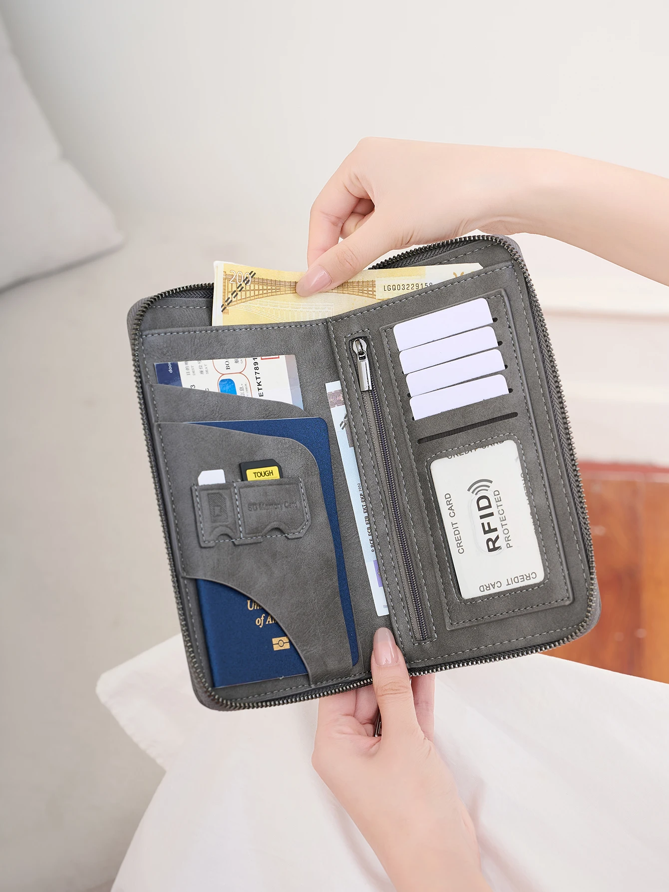 

Многофункциональный держатель для паспорта с защитой от RFID - вместительный вертикальный картхолдер с несколькими отделениями, кошелек для монет и органайзер для ID-карт