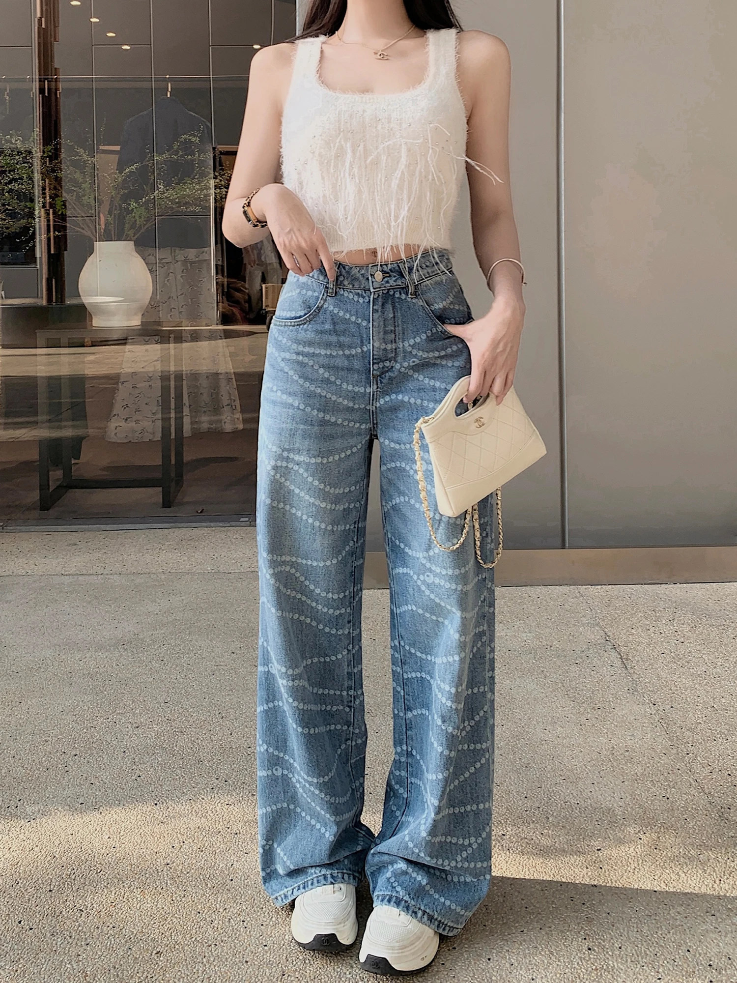 

Джинсы Lilylikes25P из плотного синего денима с цветочным узором, многослойным дизайном, лазерной резкой, эффектом обжига и жемчужным декором, прямого кроя