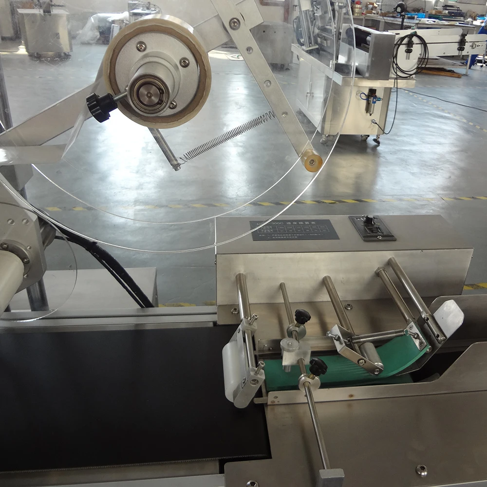 YM210D Automatic Flat Bag /box /carton/ Pouch Paging Labeling Machine Scratch off Card Labeling Machine with Card Feeder