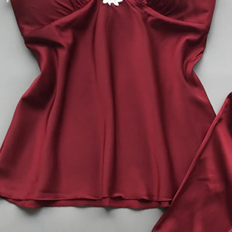 طقم بيجامة نسائي قطعتين. فستان ساتان مطاطي عصري برقبة على شكل حرف V مع أشرطة من الدانتيل وقميص قصير مثير مقترن مع شورت.