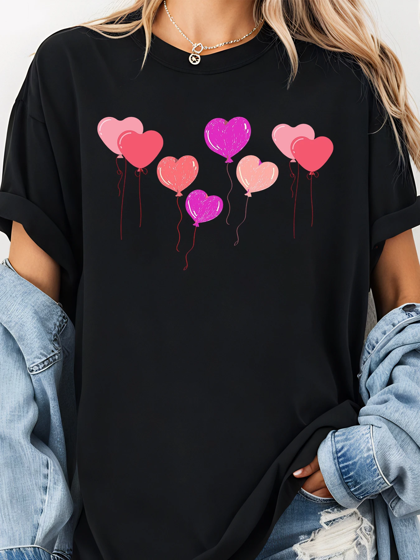 Oversized T-shirt met hartballonnenprint van Valentijn, opgerolde manchetten en gelaagd spijkerjack voor casual outfits