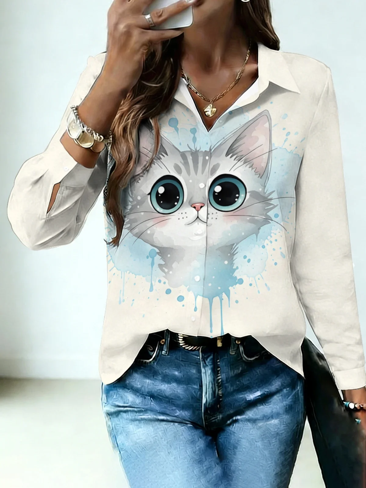 Camisa de Manga Larga para Mujer, Diseño de Gatito con Ojos Grandes, Color Crema con Detalles Azules Claros en Acuarela, Ideal para Amantes de los Gatos