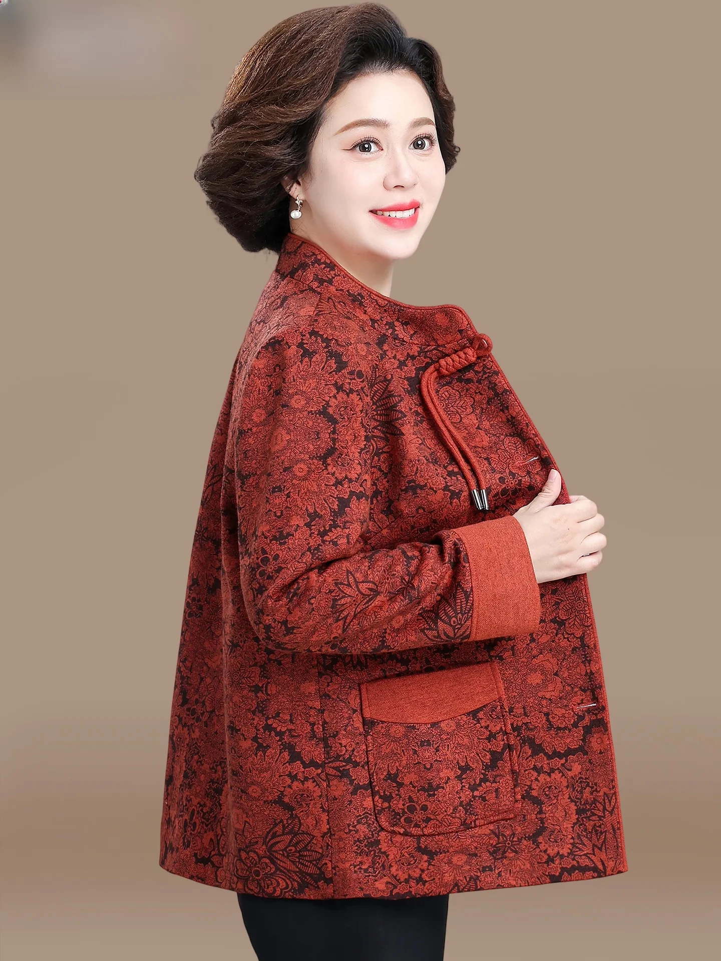 

Красное шерстяное пальто в новом китайском стиле для женщин: модное осенне-зимнее пальто для женщин среднего и старшего возраста из полиэфирного волокна