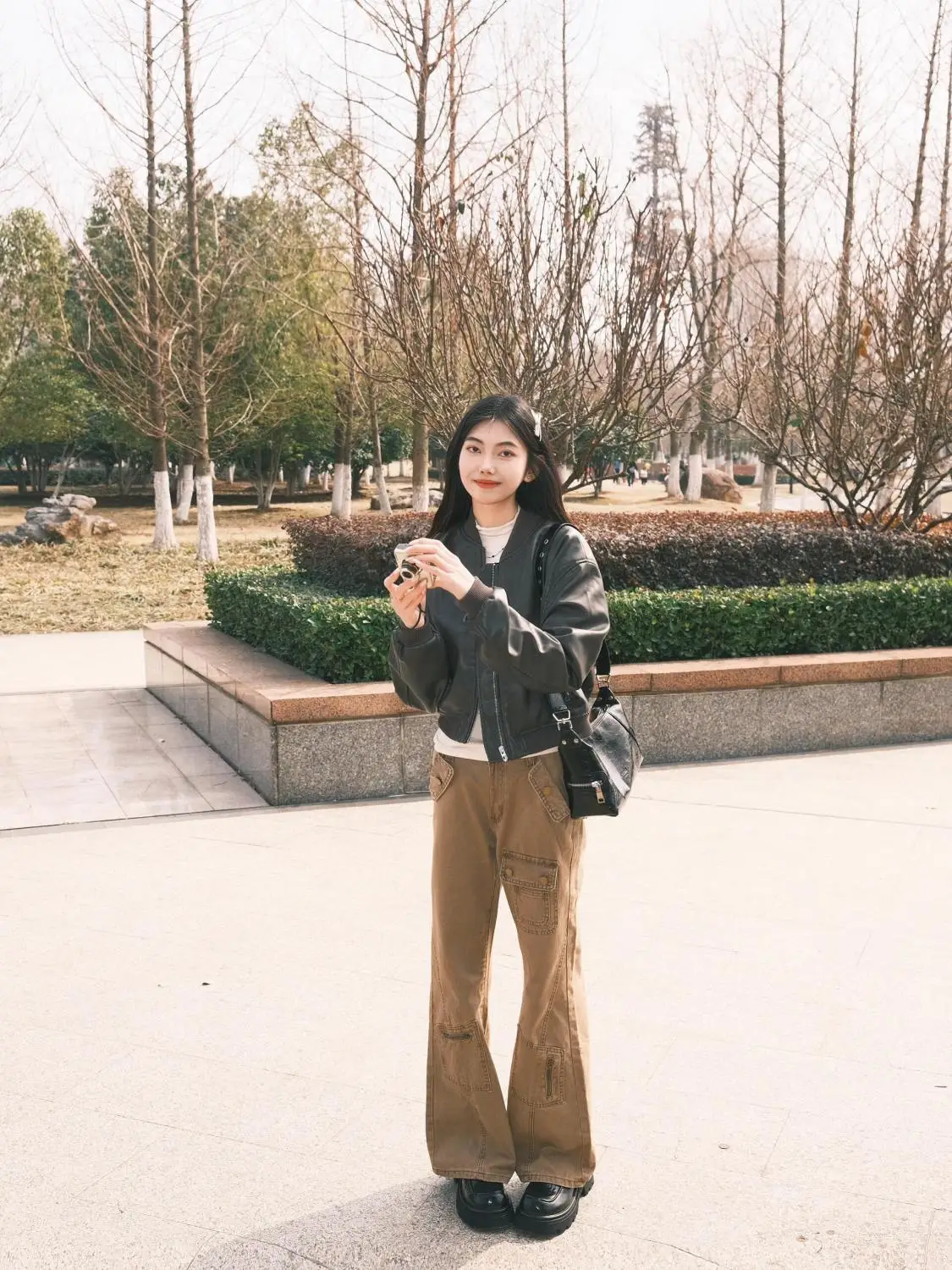 

Летние джинсы женские с вышивкой и цветочным узором принт художественное украшение милые стильные уникальные модные эстетические кисточки панк заклепки