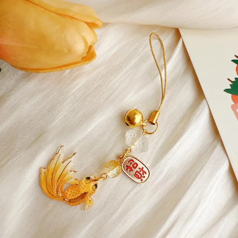 Buntes Handyband mit Farbverlauf und Goldfisch-Motiv, inklusive kleiner Glöckchen-Anhänger, ein schönes Geschenk für Taschen und Rucksäcke. – Detail 14