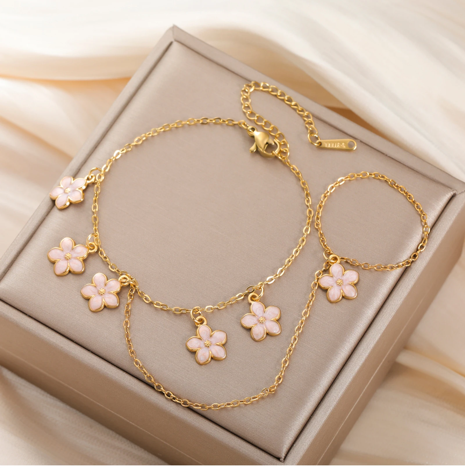 CoolTime Niedliche Armbänder aus Edelstahl mit rosa Blüten und Ring, zierliche Emaille-Sakura-Kette, verstellbar, Geschenk für Frauen – Detail 12