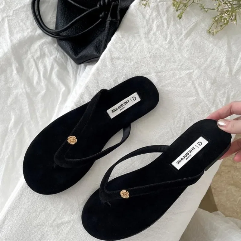 

Flat small fragrant slippers women's shoes summer wear niche design sense 2025 new gentle fairy wind pinch toe flip-flops