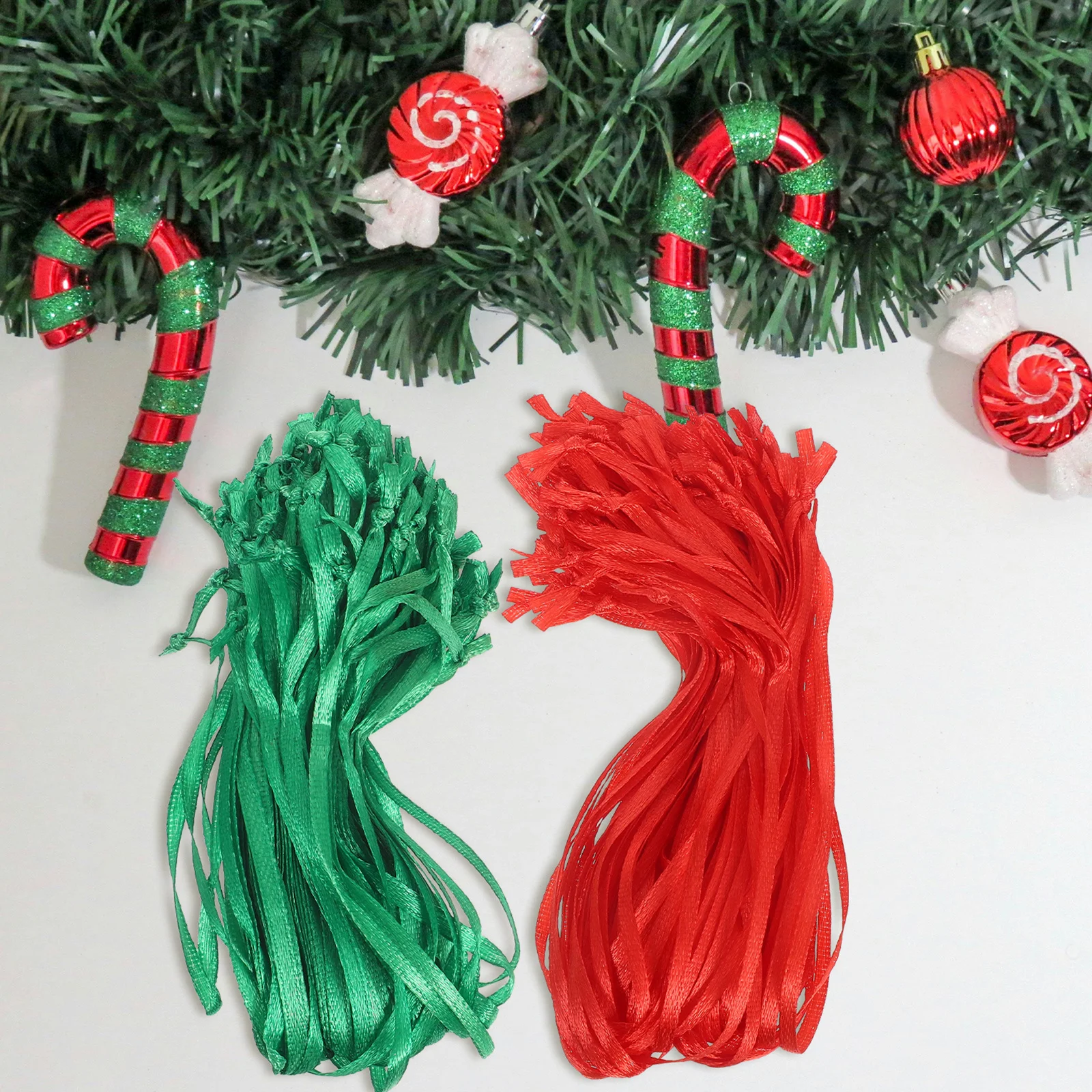 

200Pcs Xmas Ornament Hanger Strings Red Green Thin Christmas Tree Ribbon String for Holiday Decorations Party Supplies