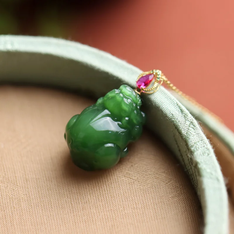 قلادة Hetian Jade Pixiu مرصعة عيار 18 قيراط للنساء AU750 ذهبي