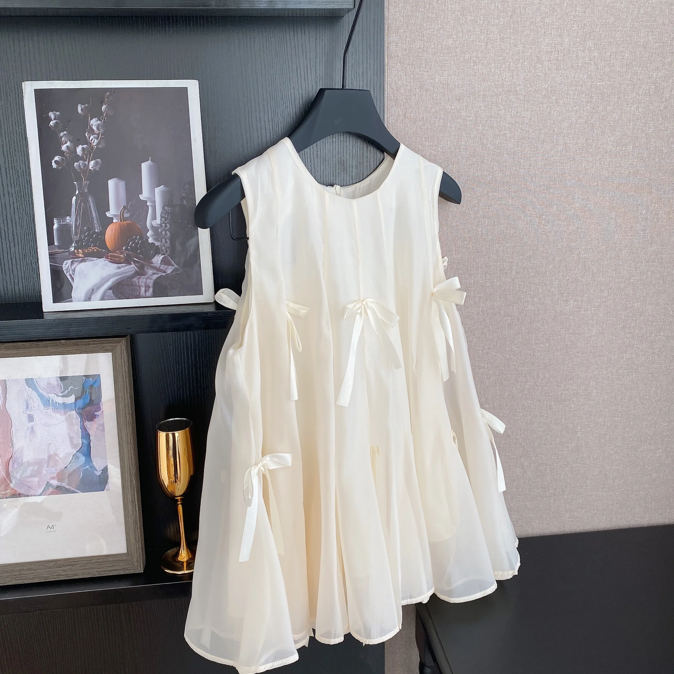 

Clothland Women Sweet Bow Tie Chiffon Blouse O Neck Sleeveless White Shirt Cute Female Summer Tops Blusa WA334