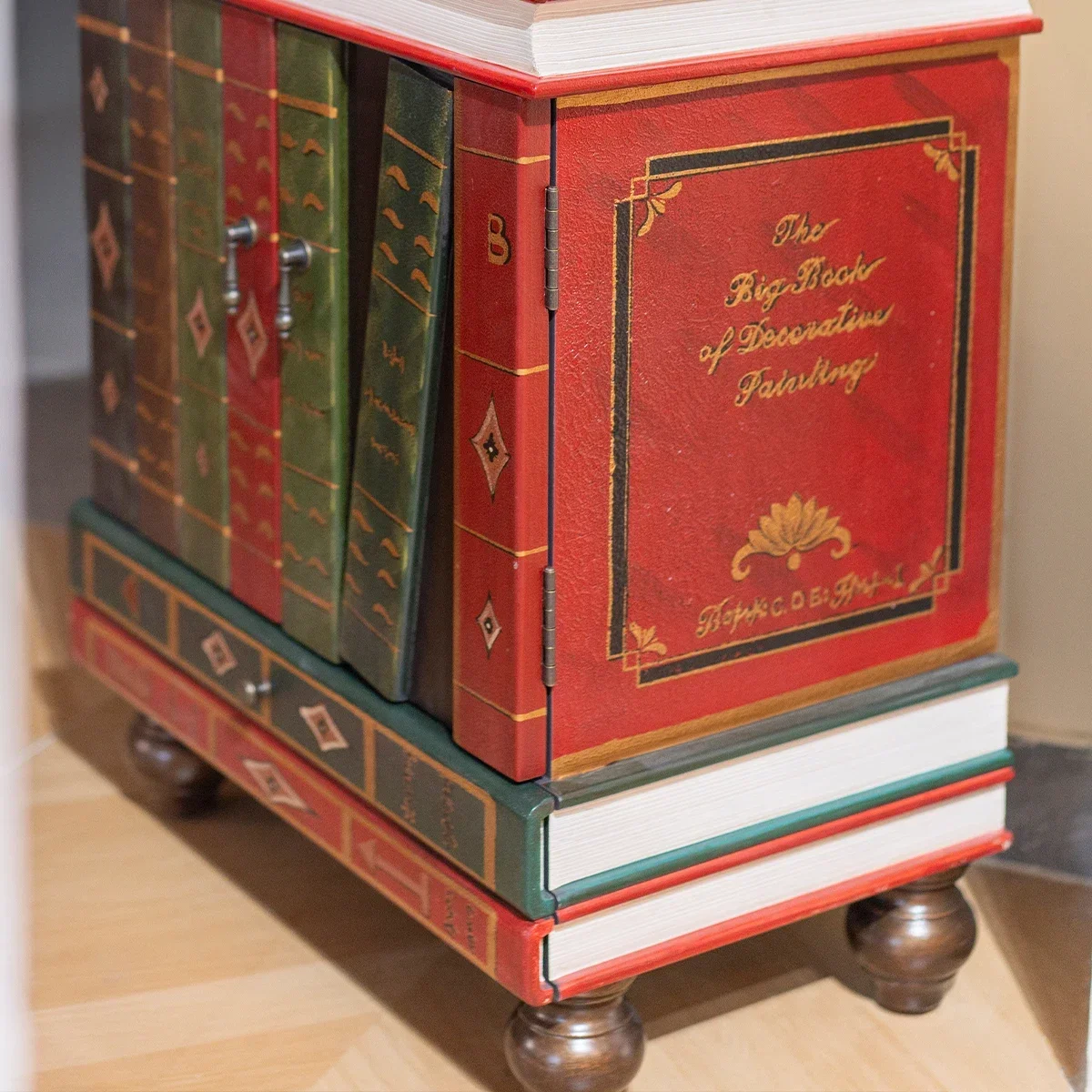 Angolo del soggiorno retrò, pochi armadietti laterali americani, divano ad angolo, pochi armadietti piccoli con doppia anta sul comodino della camera da letto