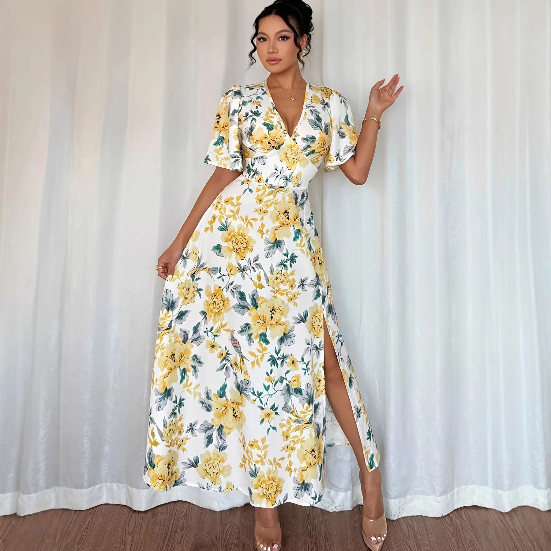 Elegant French-style V-neck Floral Dress With A Slimming Waist, Short Sleeves, And A Slit, Exuding Elegance Beach Boho Party