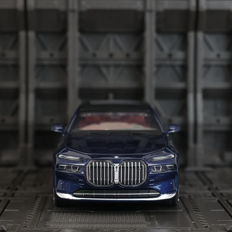 Simulación 1:24 BMW I7 G70 colección de adornos de modelo de coche de aleación, puertas y capó de motor, el maletero se puede abrir, regalo de sonido y luz